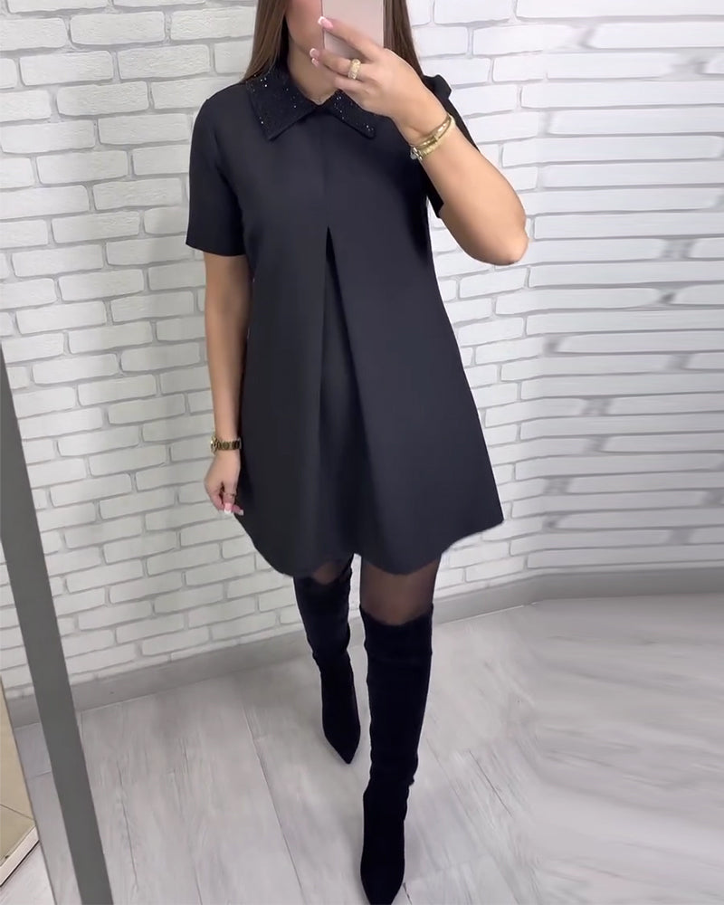 Elegáns női ruha állógallérral