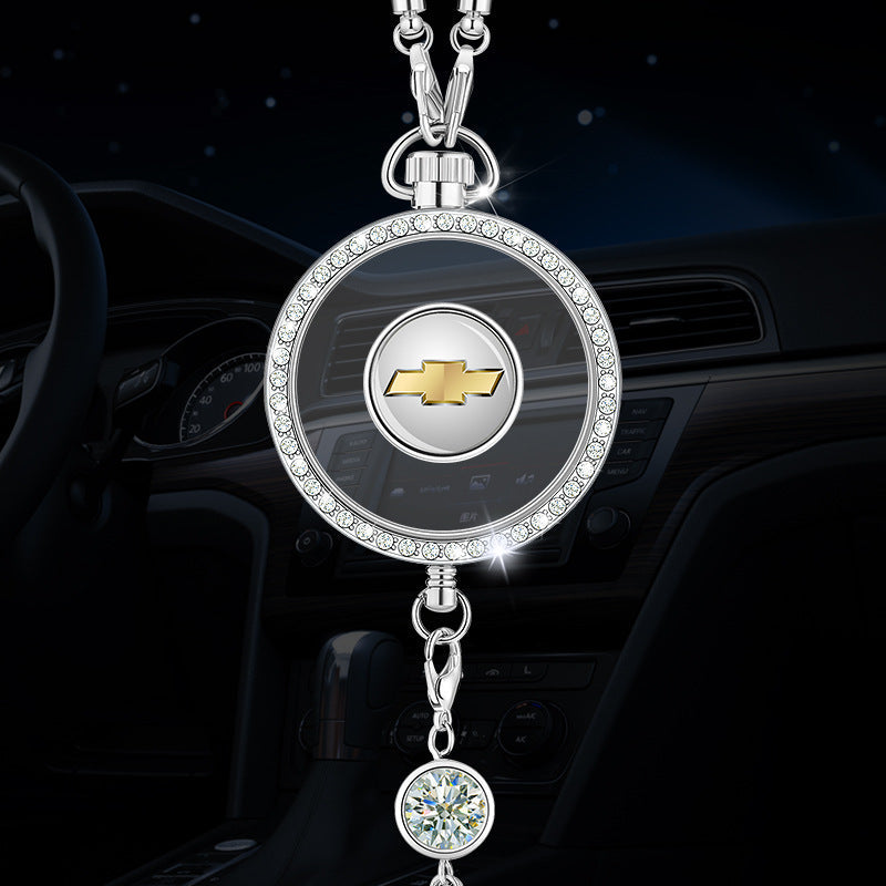 Wisiorek z logo aromaterapii samochodowej z metalu i diamentów