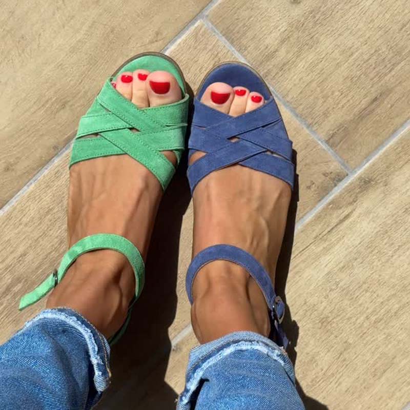 Damskie sandały z wydrążoną klamrą