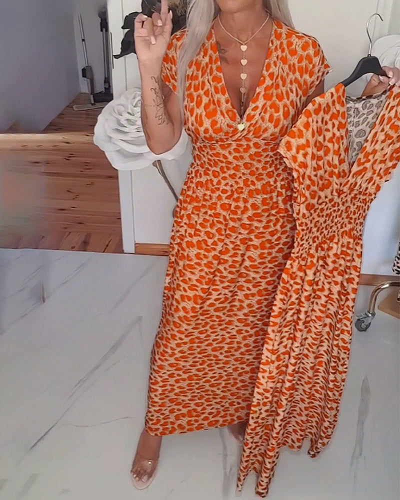 Elegancka sukienka z nadrukiem w panterkę i dekoltem w serek