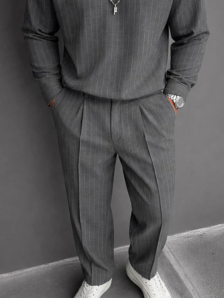 Férfi lezser csíkos kétrészes öltöny hajtókával