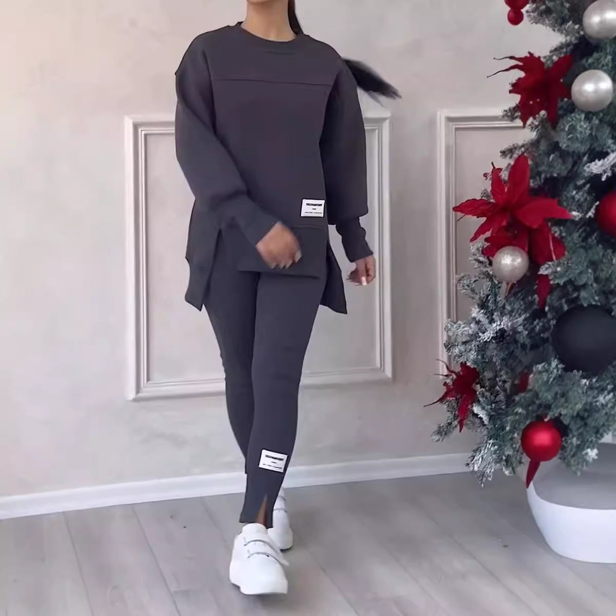 Nieregularny komplet składający się z bluzy z długim rękawem i nadrukiem oraz legginsów
