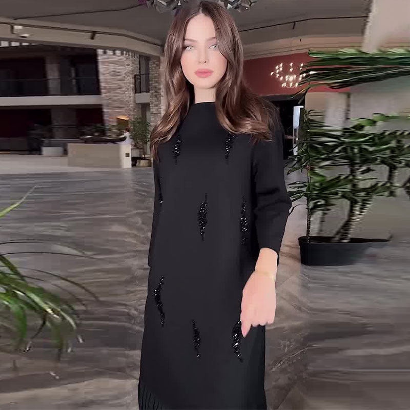Elegancka sukienka z okrągłym dekoltem i cekinami