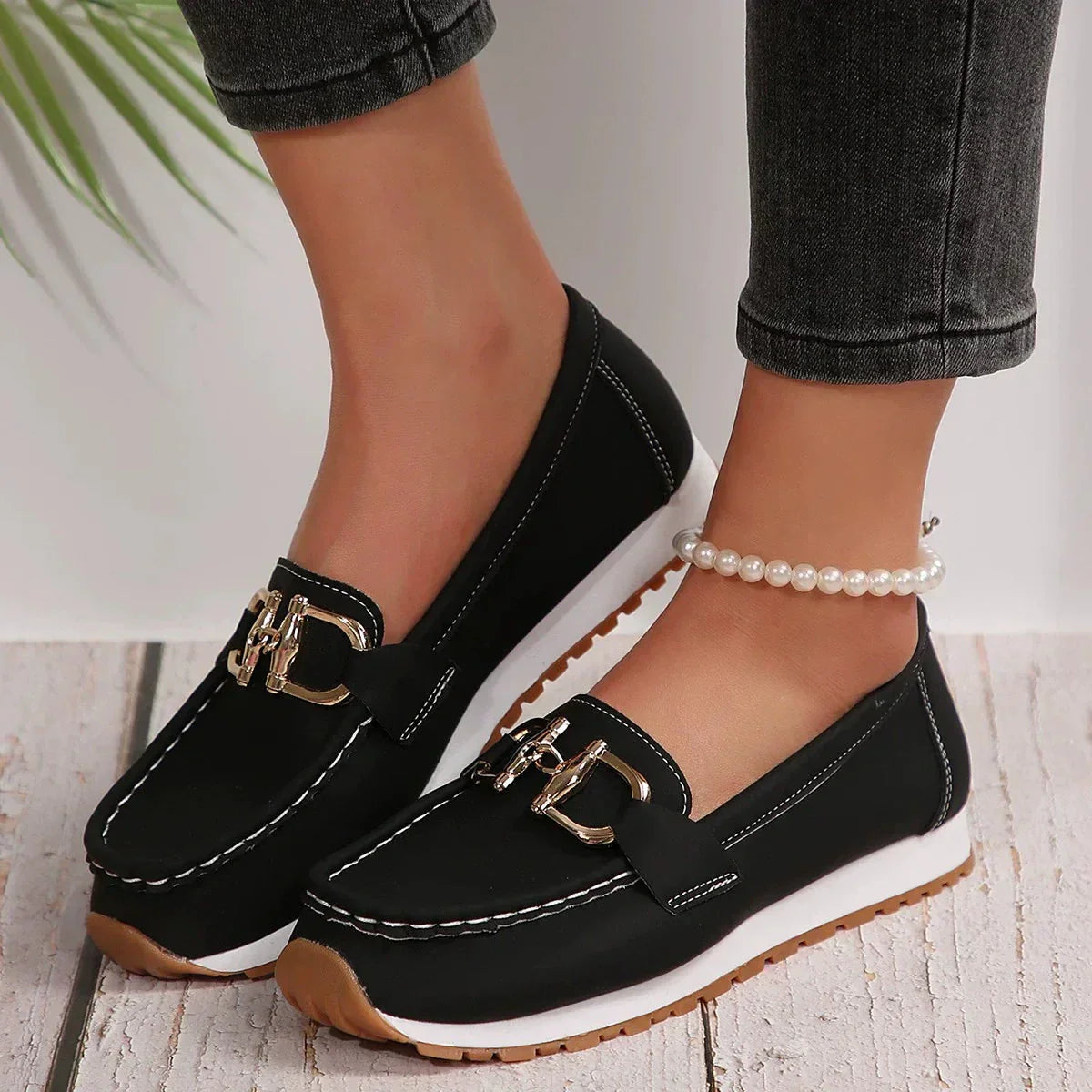 Damskie buty wsuwane Casual z metaliczną klamrą
