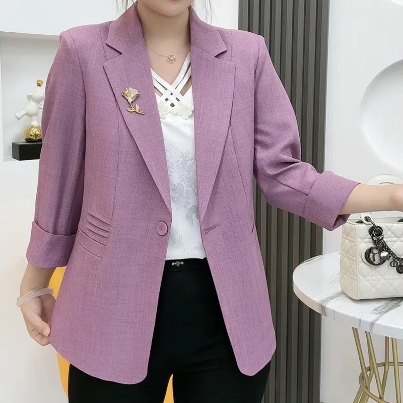 Elegancka, dopasowana marynarka z broszką w kształcie kwiatu