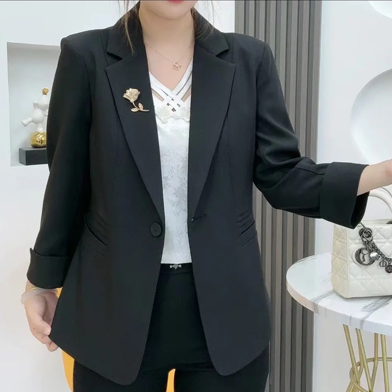 Elegancka, dopasowana marynarka z broszką w kształcie kwiatu