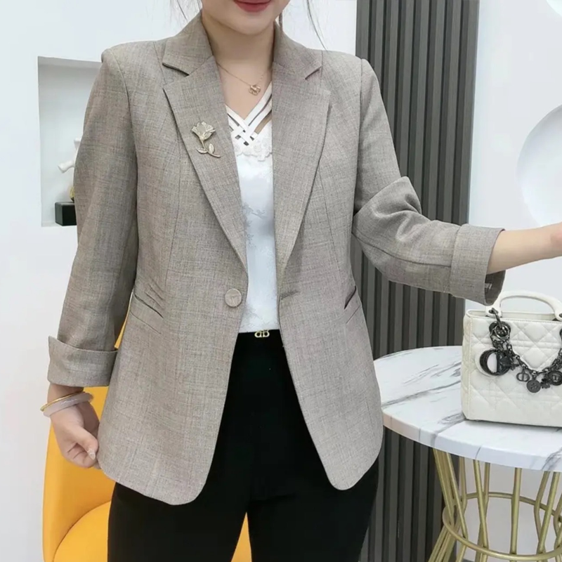 Elegancka, dopasowana marynarka z broszką w kształcie kwiatu