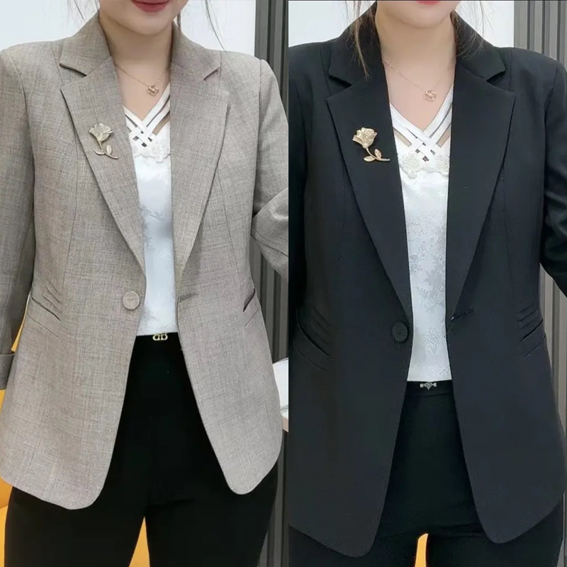 Elegancka, dopasowana marynarka z broszką w kształcie kwiatu