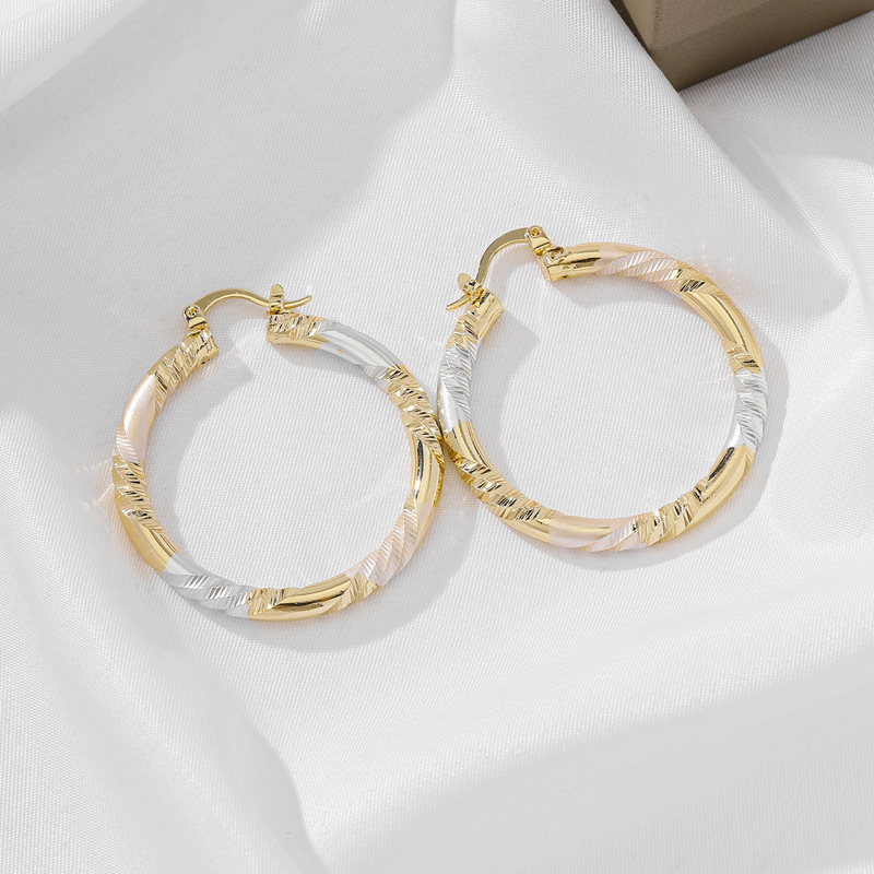 💎✨ Elegáns csavart karika fülbevaló – Időtlen dizájn, amely tökéletesen kiegészíti mindennapi és alkalmi szettjeidet 👗